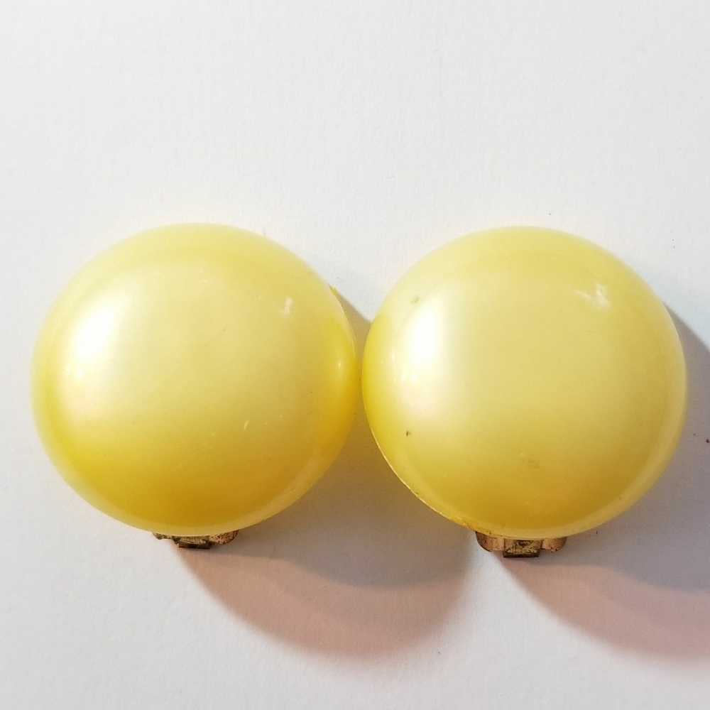 Vintage earrings pastel yellow clip